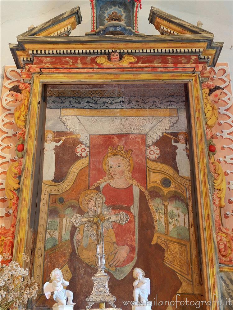 Campiglia Cervo (Biella) - Madonna con bambino sopra all'altare della Chiesa di Santa Maria di Pediclosso